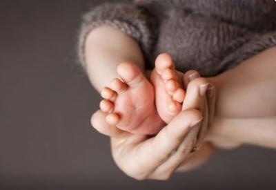 要让新生儿尽快接触并吮吸母乳 要让新生儿尽快接触并吮吸母乳